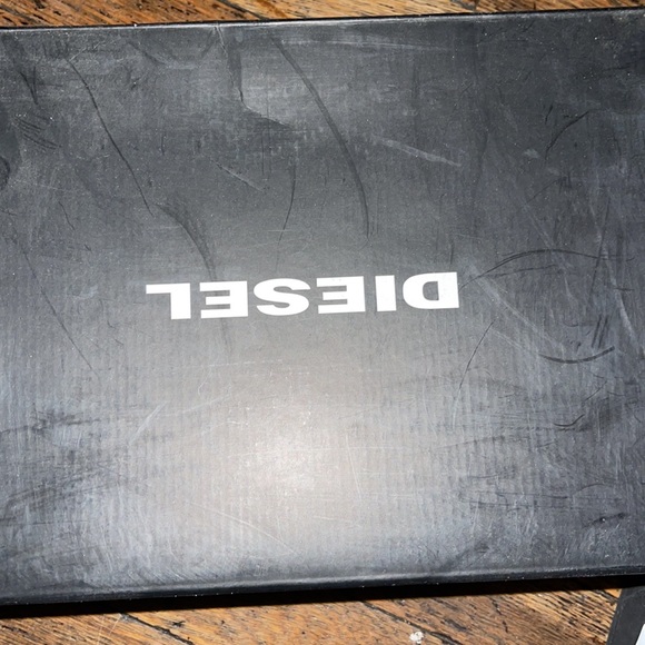 Hello I have a brand new pair sneakers for sale. - Picture 4 of 5